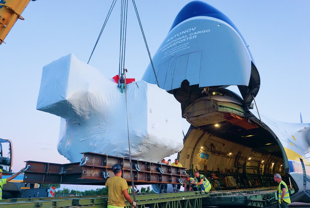 Heavy motors loaded on cargo airship