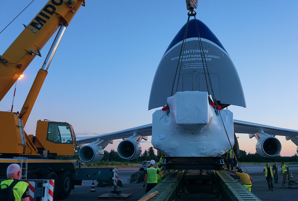 Heavy motors loaded on cargo airship